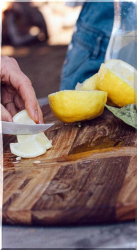 Cutting lemon