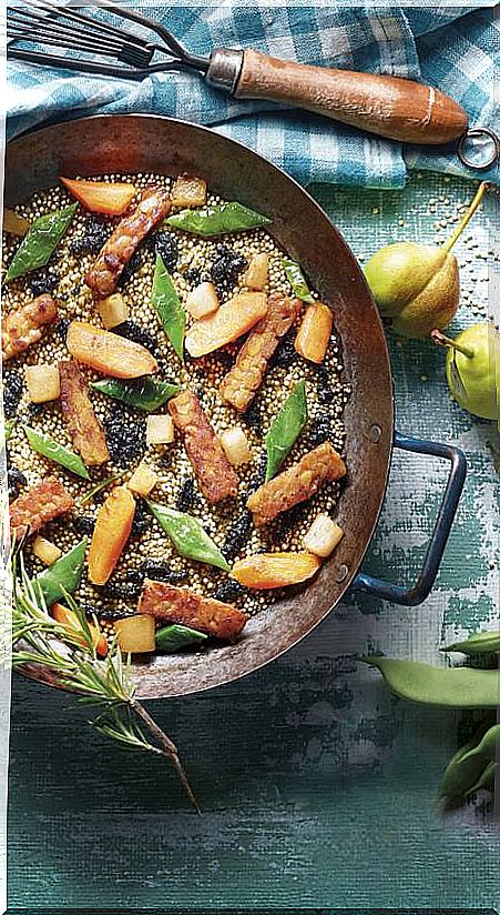 Baked quinoa with tempeh, vegetables and black garlic