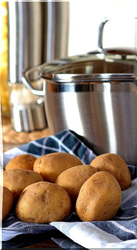 Take advantage of water to cook potatoes